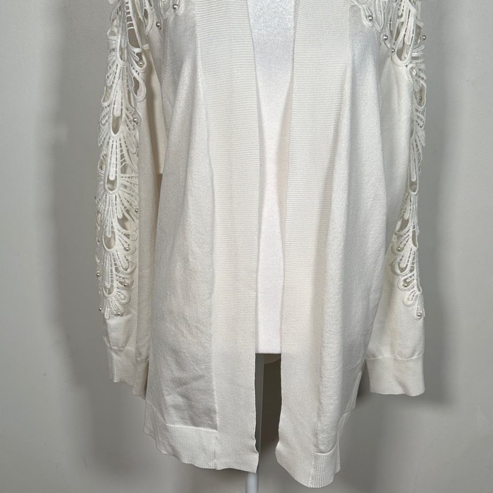 Cardigan White Lace Sleeve With details on Delicate pearls - Picture 12 of 12